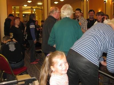 Derrière la table